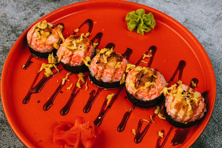 Запеченный ролл с шапкой из лосося