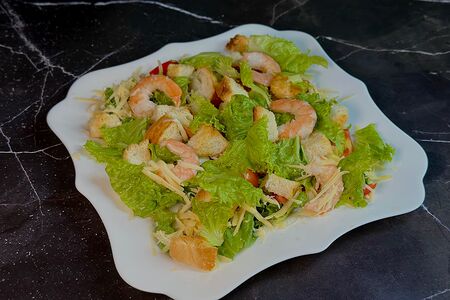 Салат Цезарь с тигровыми креветками