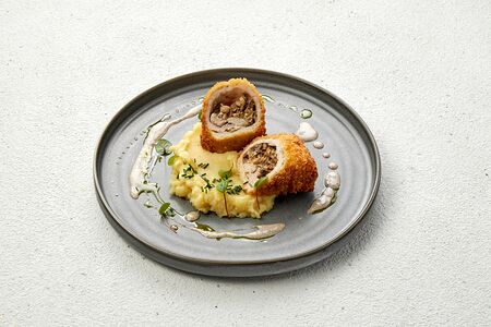 Битая польпетте из свинины, фаршированная грибами