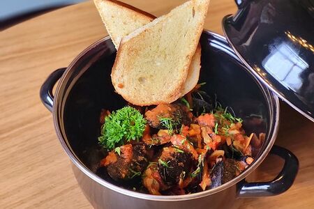 Мидии в томатном соусе