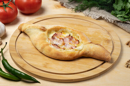 По-аджарски с беконом и сыром