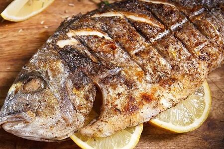 Дорадо, запечённая на мангале