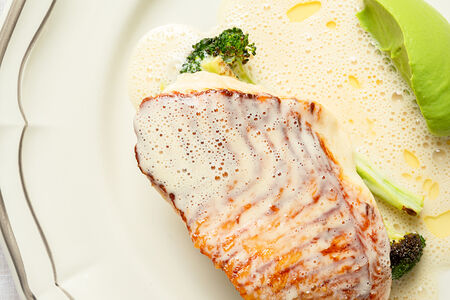 Палтус с брокколи и ванильным соусом