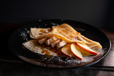 Блин с яблоком, бананом и карамелью