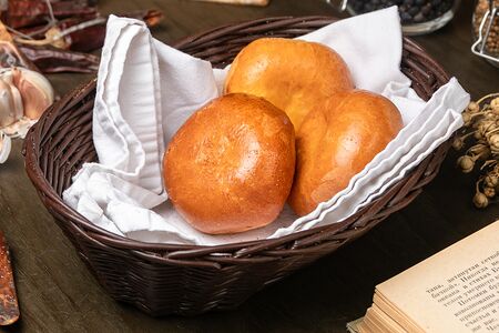 Маленький пирожок с картофелем и грибами