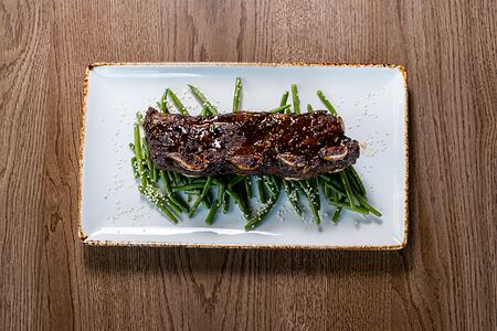 Запечённые говяжьи рёбра в пряной глазури