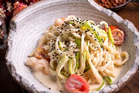 Лапша с тигровыми креветками в сливочном соусе