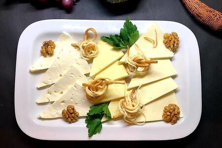 Ассорти домашних сыров