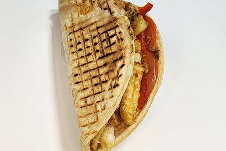 Закрытая пицца Деревенская с курицей