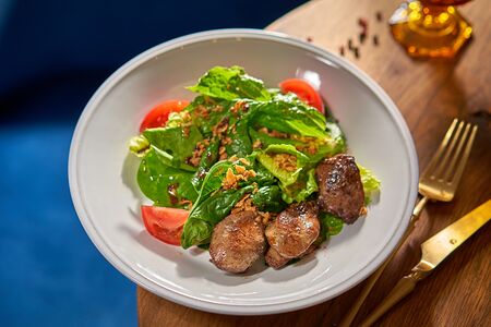 Салат с куриной печенью и шпинатом