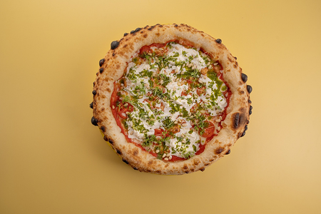 Пицца с песто и страчателлой