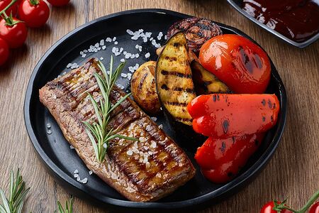 Стейк из говядины с овощами гриль