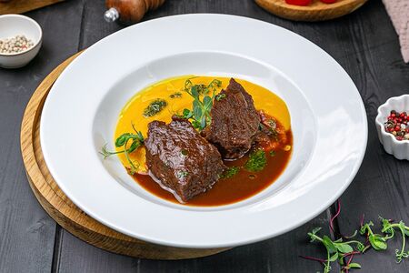 Говядина в красном вине