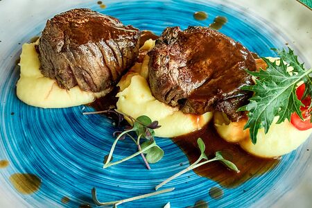 Медальоны из говядины с соусом Демиглас