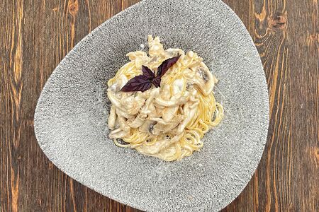 Спагетти с курицей и грибами