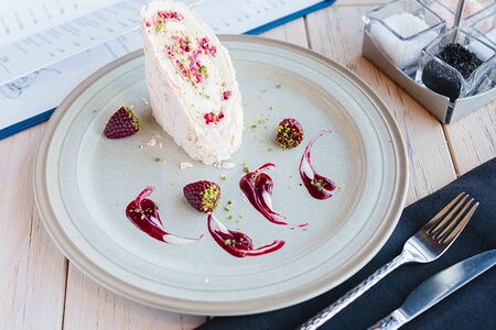 Меренговый рулет со свежей малиной