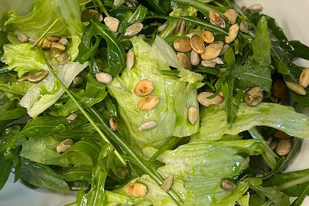 Большой зеленый салат с маслом петрушки и семечками