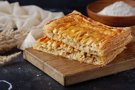 Пирог слоеный с капустой и яйцом