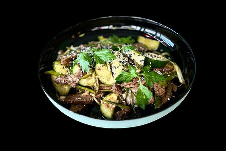 Салат с говядиной и огурцами по-азиатски