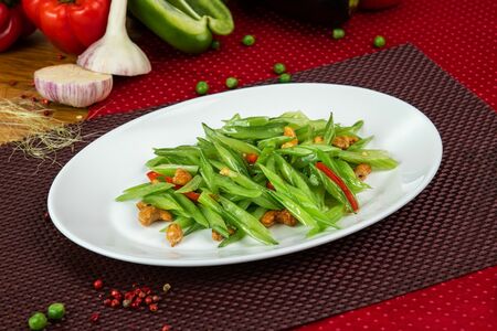 Салат из сельдерея и кешью