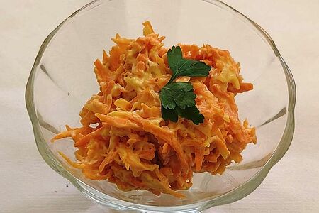 Салат с морковью, сыром и чесноком