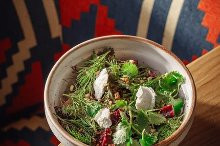 Салат из печёной свёклы с сыром мацони