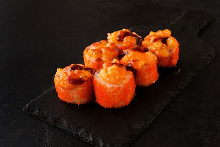 Запеченный ролл с лососем и креветкой темпура под сырной шапкой