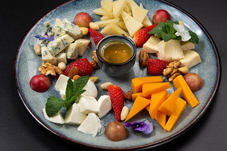 Деликатный сыр с орешками и медом