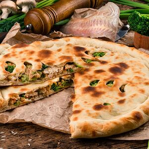 Пирог с хеком, брокколи и сливочным соусом