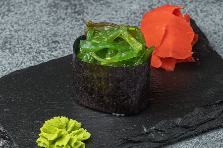 Суши с Чука салатом