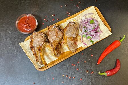 Корейка ягнёнка на углях