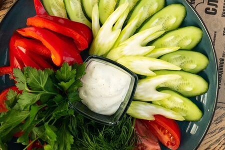 Тарелка свежих овощей