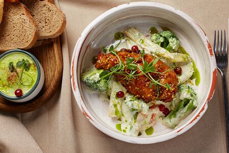 Ножка кролика с цветной капустой под сливочно-винным соусом