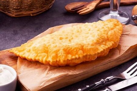 Чебурек с сыром и соусом мацони