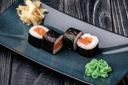 Маки ролл с лососем