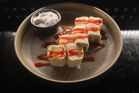 Сладкий ролл с фруктами и кокосовым соусом