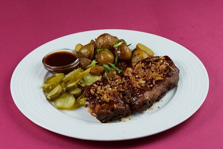 Свиные ребра в соусе барбекю с молодым картофелем