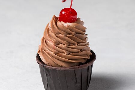 Капкейк шоколадный с вишней