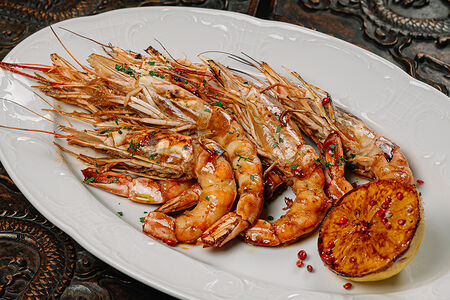 Розовые креветки на гриле