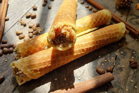 Вафельная трубочка с грецким орехом и сгущенкой