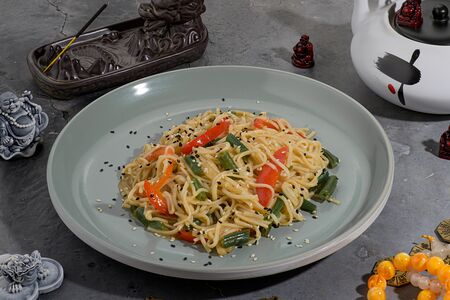 Яичная лапша с овощами