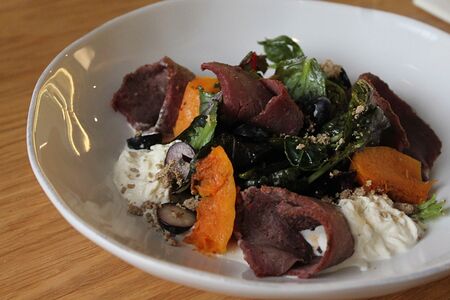 Салат с олениной и печеной сладкой тыквой