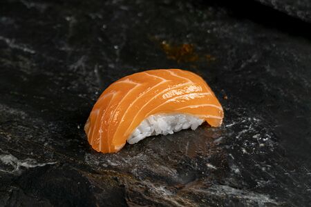 Суши с лососем