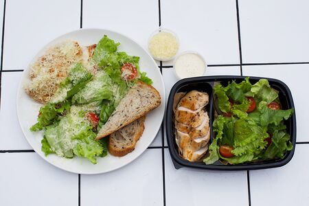 Салат с курицей и пармезаном