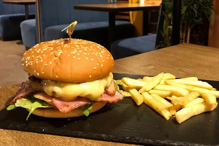 Классический бургер с беконом