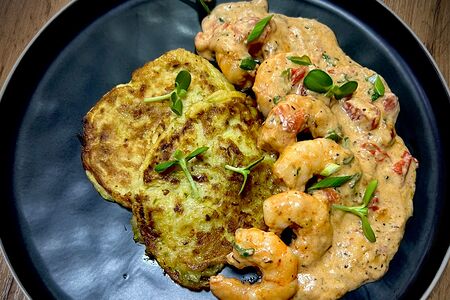 Креветки в сливочном соусе с оладьями из цукини