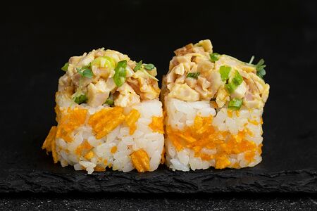 Запеченный ролл с копченой курицей