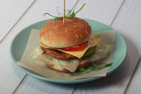 Бургер детский с мясной котлетой