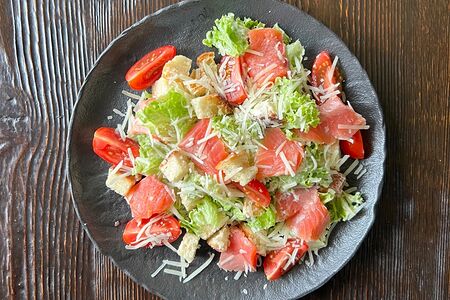 Салат Цезарь с лососем