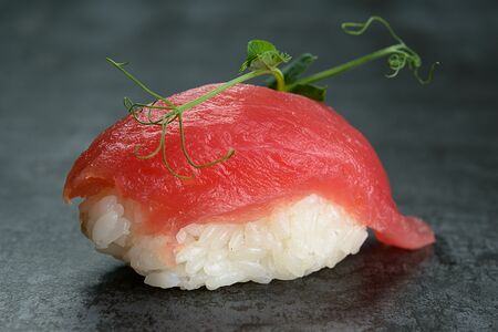 Суши с тунцом